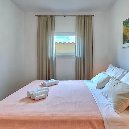 Teuta_commodious At The *